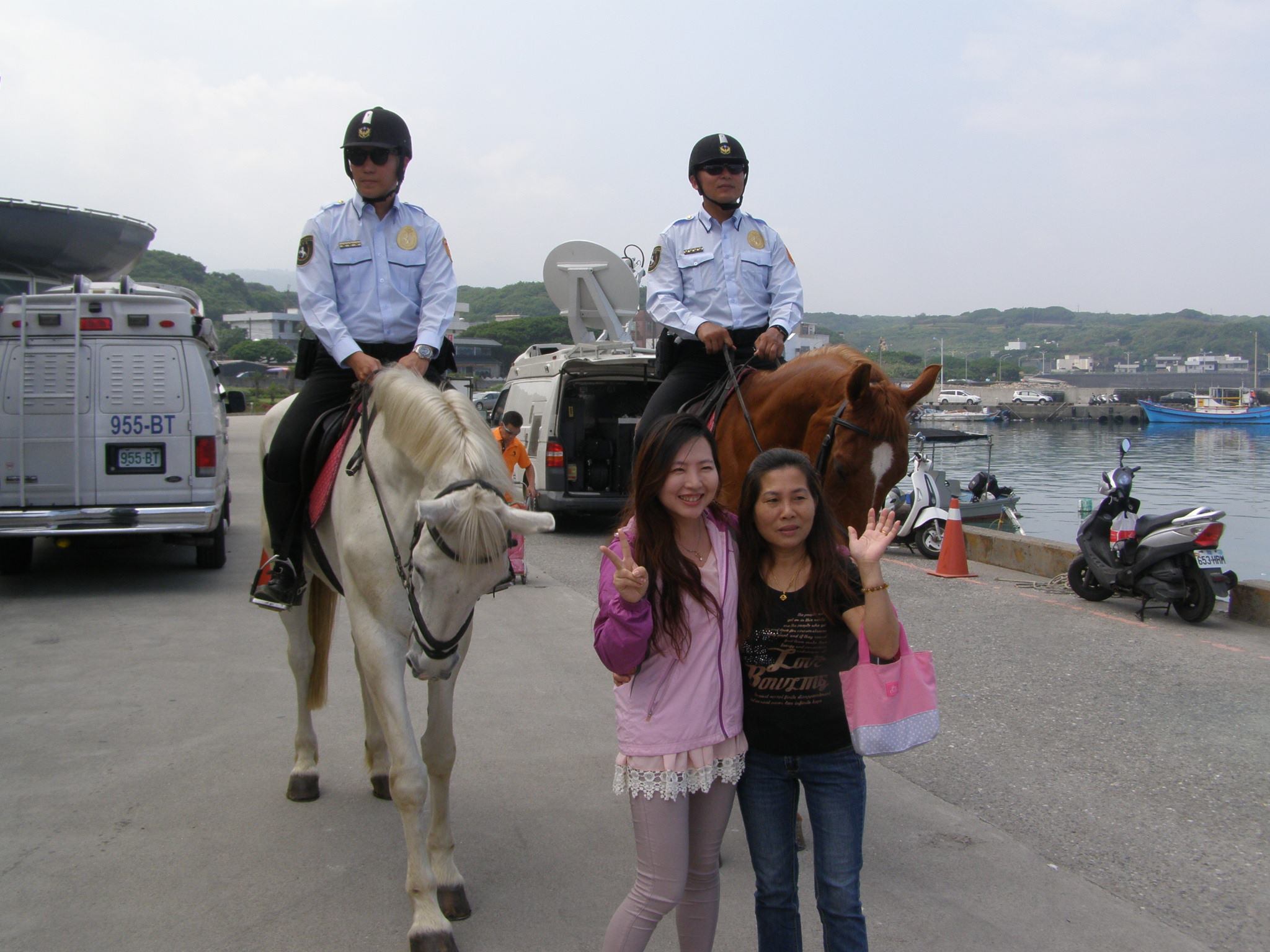 騎警隊展示警力，與民眾合影
