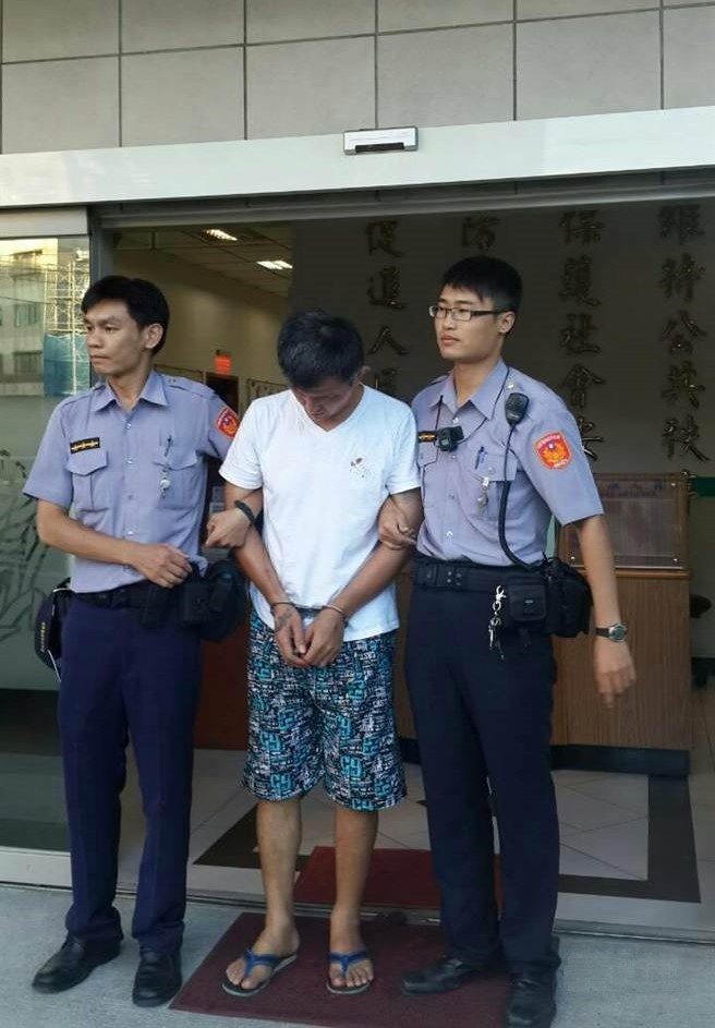 1040807颱風夜呼嚨公園運動 細心警檔泥板揪毒送辦(圖示)