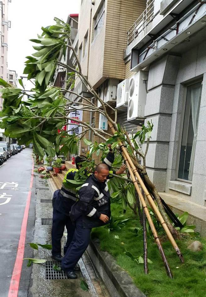 1040809颱風肆虐過後 中和警方協助災後重建_1