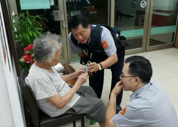 1040812細心┼耐心┼警用科技神器 照亮高齡老婦回家路(圖示)