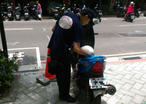 1040716機車狂鑽車陣引警側目 智警惦惦尾隨攔查送辦(圖示)