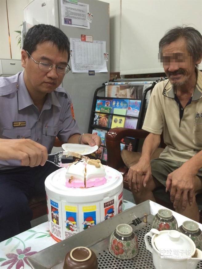 1040808街友颱風夜瑟縮公園 警愛心快遞父親節蛋糕(圖示)