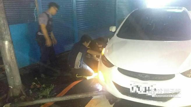 1040808強風吹倒號誌卡車底 熱心警冒風雨協助脫困(圖示)