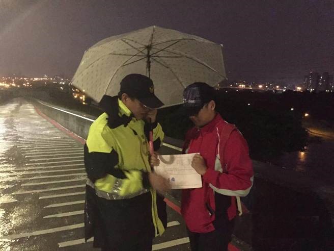 1040807人命關天的勸導 中ㄧ警冒風雨使命必達(圖示)