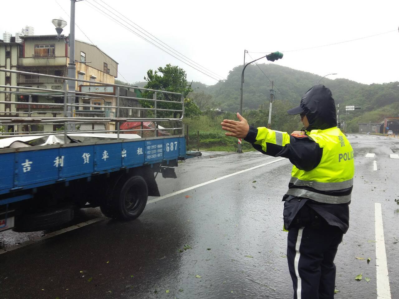 金山警實施交通管制