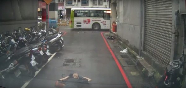 1040903假車禍？ 眼鏡伯淡定躺路中(圖示)