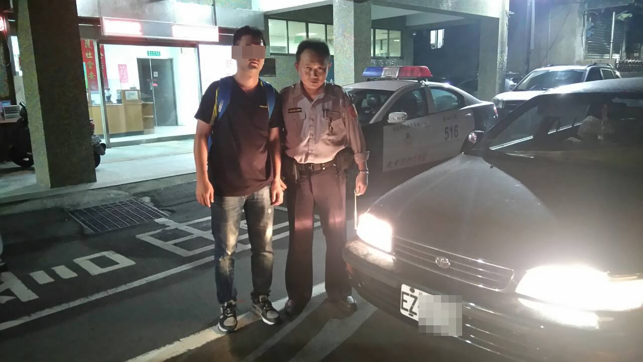 陳男與項警員合影