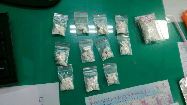 1041016男女朋友擁槍毒 中ㄧ警循線查獲_1