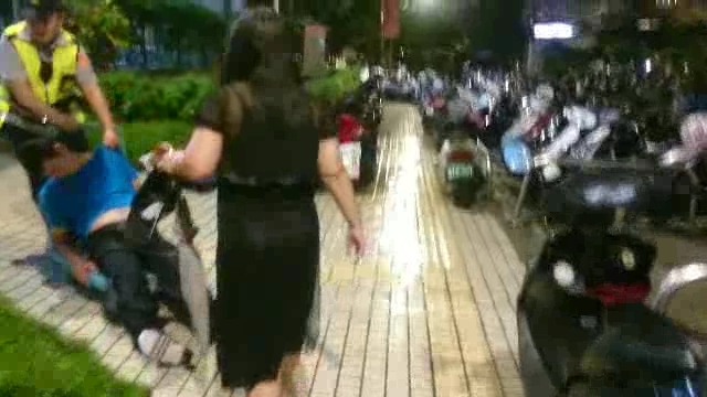 颱風夜，土城警察用手推車宅急便醉男子回家