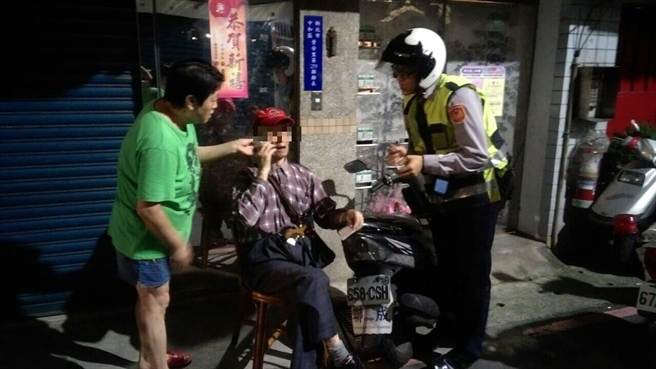 1041120 9旬老翁迷失街頭 警與志工愛心助返家(圖示)