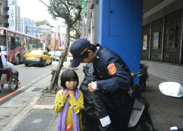 1041228迷路女童衣著單薄 貼心女警添衣護送返家(圖示)