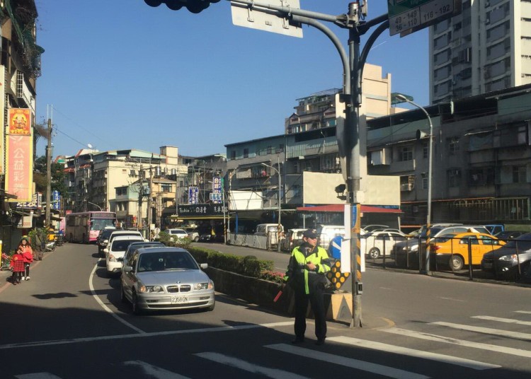 1050210中和烘爐地走春車潮湧 警彈性總量管制(圖示)