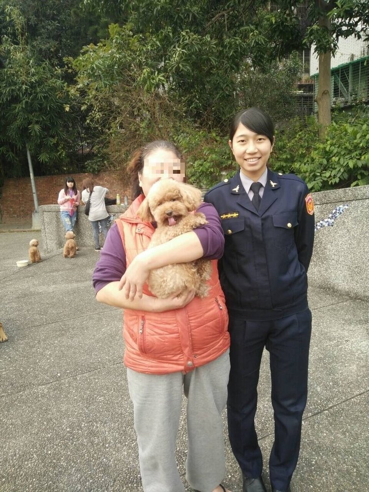 1050302 PO網2小時 女警助迷途犬找到主人(圖示)