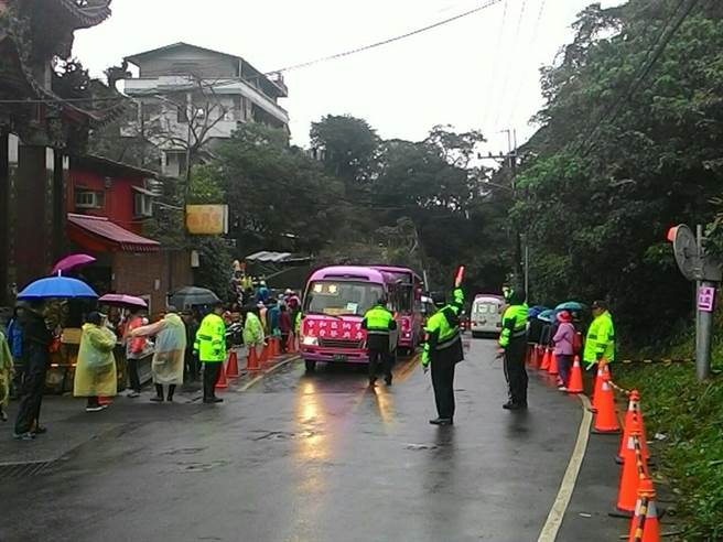 1050312春祭人車湧入 警縝密交通分流奏效_1