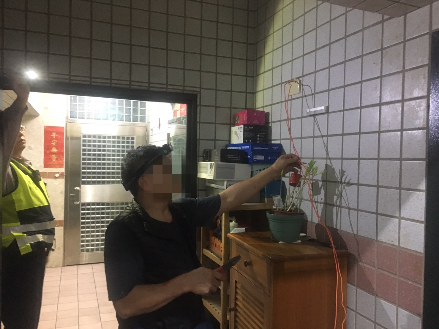 警方前往搜查即於社區9樓的公共空間發現聞姓男子、鄭姓男子使用工具私自接取社區公共用電。