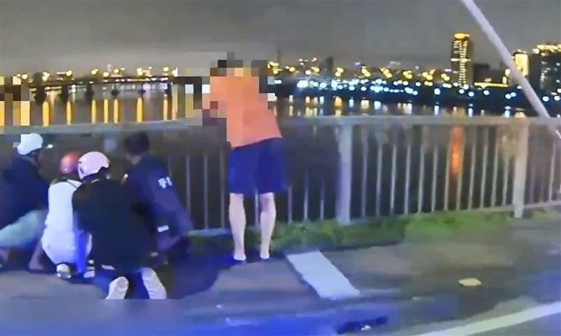 三重警緊拉跳橋女子手臂搶救生命