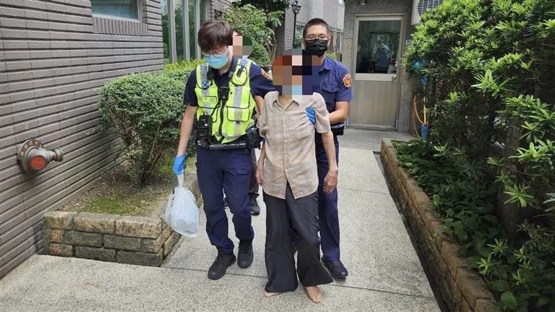 見老翁路邊失禁 海山暖警當自己阿公幫清洗換衣護送回家