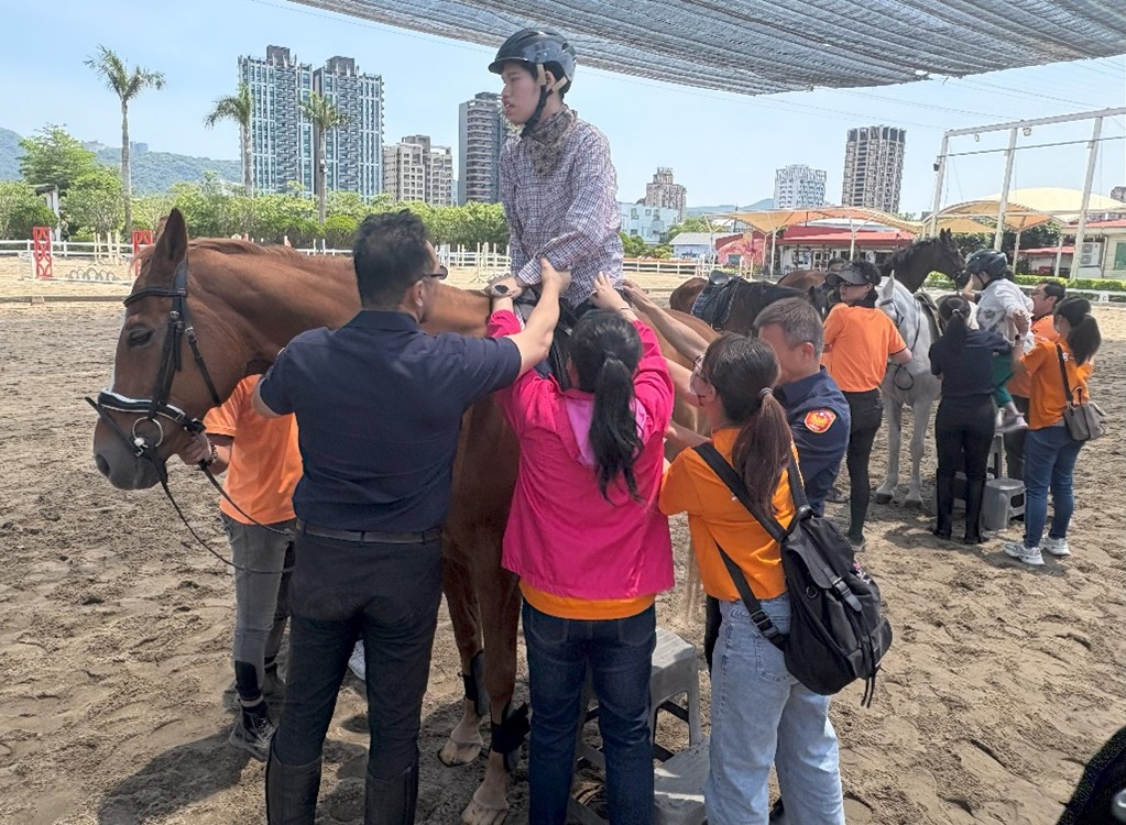 114年4月29日假漢諾威馬術俱樂部辦理「關懷弱勢馬術體驗」暨防詐反毒犯罪預防宣導活動1