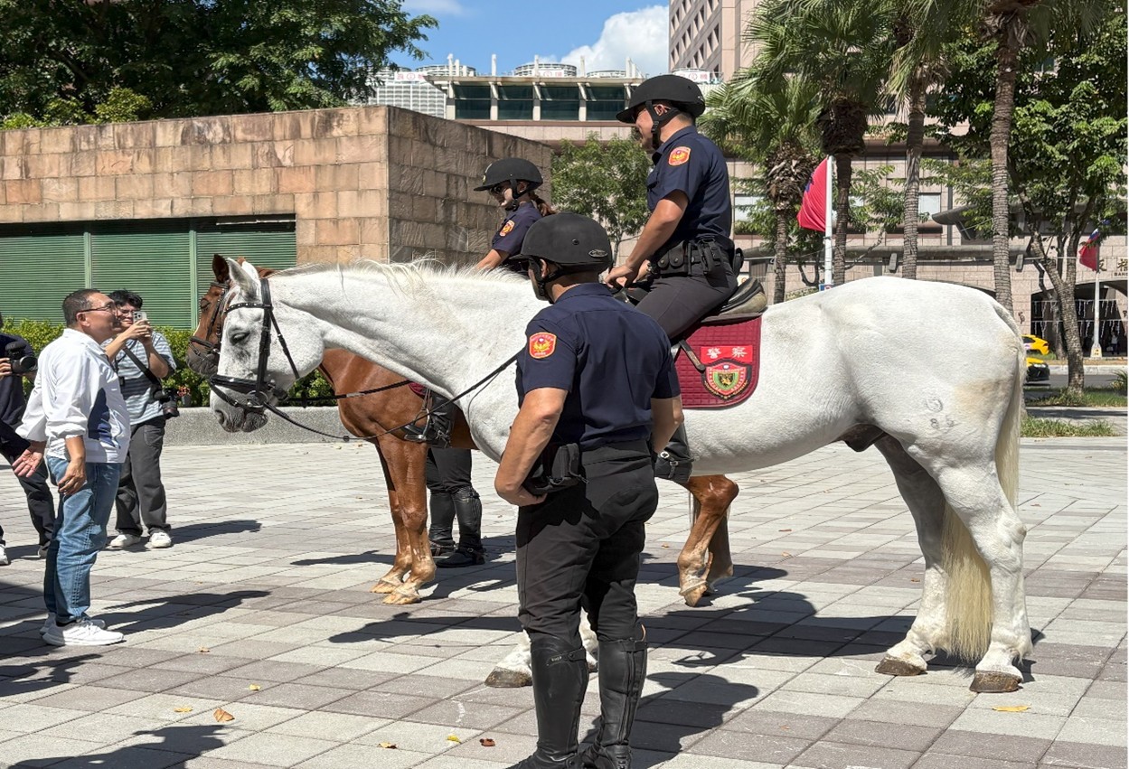市長及局長慰問騎警隊合影一