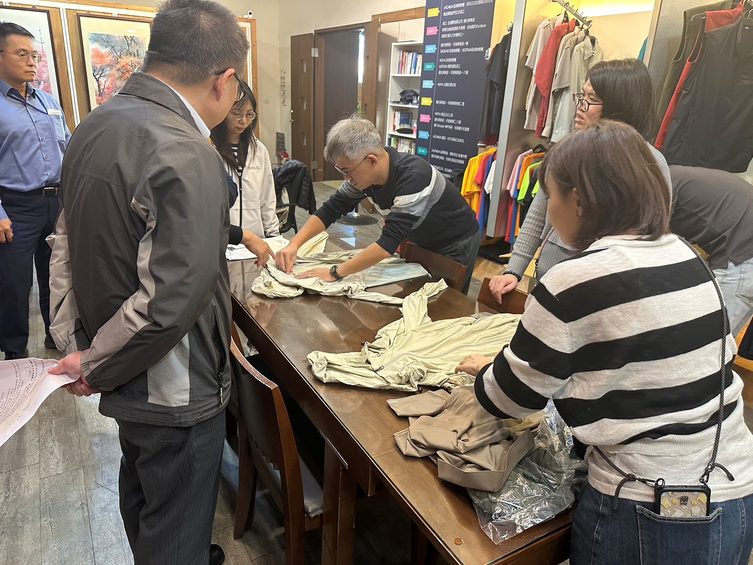 行政人員服裝驗收現場照片