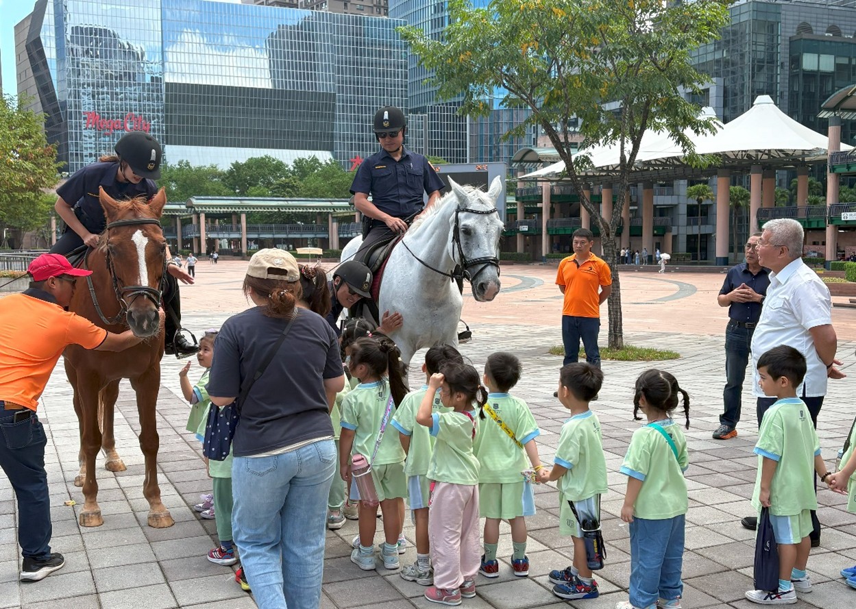 市長及局長慰問騎警隊合影二
